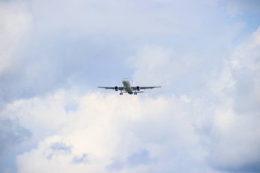 Rusya, Anapa - 16 Temmuz 2019: Gökyüzünde uçan uçak. Yolcu taşımacılığı konsepti