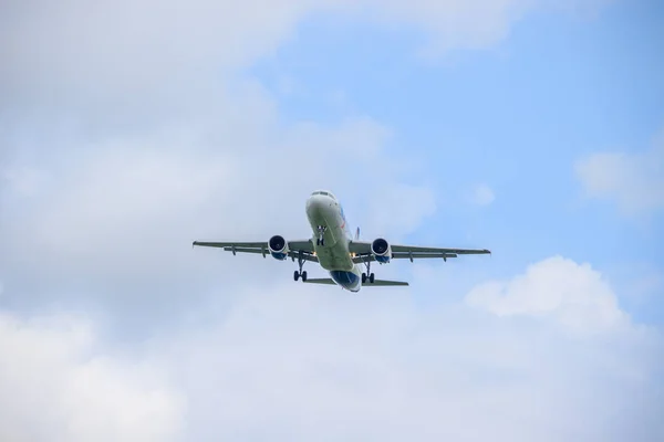 Літак летить через небо. Повітряний транспорт. Пасажирські перевезення в небі. . Росія, Анапа, 16 липня, 2019 — стокове фото