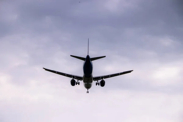 Um avião voa pelo céu. Transporte aéreo. Transporte de passageiros no céu. .. Rússia, Anapa, 16 de julho de 2019 — Fotografia de Stock