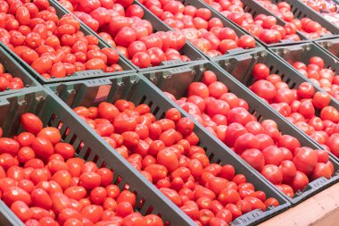 süpermarkette domates ile vitrin yakın