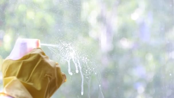 Kobieta Żółtej Rękawiczce Mycie Okna — Wideo stockowe