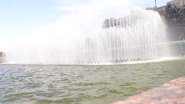 Water Show Met Fonteinen Park Overdag — Stockvideo