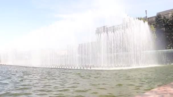 Spettacolo Acquatico Con Fontane Parco Durante Giorno — Video Stock