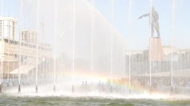 白天在公园里有喷泉的水秀 — 图库视频影像