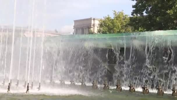 Υδάτινο Σόου Σιντριβάνια Στο Πάρκο Την Ημέρα — Αρχείο Βίντεο