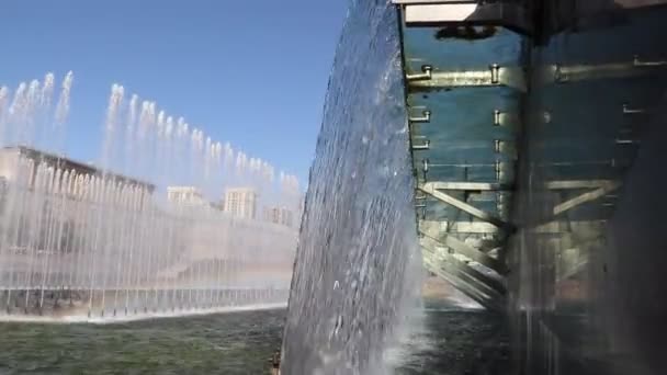 昼間の公園の噴水と水のショー — ストック動画
