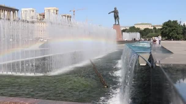 Υδάτινο Σόου Σιντριβάνια Στο Πάρκο Την Ημέρα — Αρχείο Βίντεο