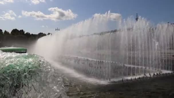 Wassershow Mit Fontänen Park Tag — Stockvideo
