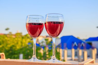 bulanık arka planda kırmızı şarap ile iki bardak yakın 