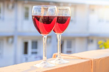 bulanık arka planda kırmızı şarap ile iki bardak yakın 