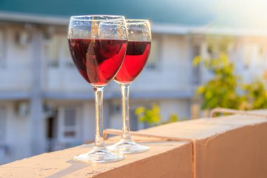 bulanık arka planda kırmızı şarap ile iki bardak yakın 