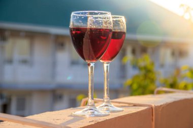 bulanık arka planda kırmızı şarap ile iki bardak yakın 