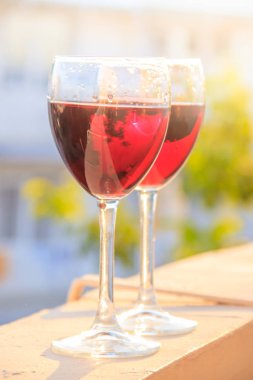 bulanık arka planda kırmızı şarap ile iki bardak yakın 