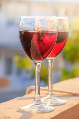 bulanık arka planda kırmızı şarap ile iki bardak yakın 