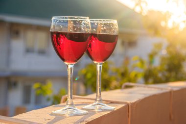 bulanık arka planda kırmızı şarap ile iki bardak yakın 