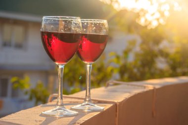 bulanık arka planda kırmızı şarap ile iki bardak yakın 