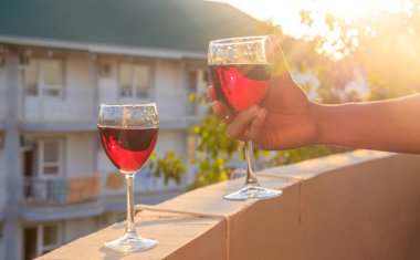 bulanık arka planda kırmızı şarap ile iki bardak yakın 