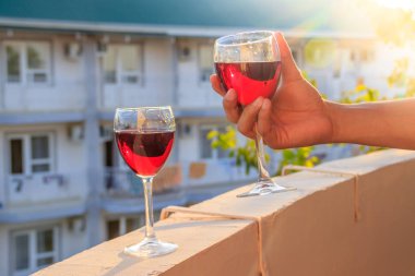 bulanık arka planda kırmızı şarap ile iki bardak yakın 