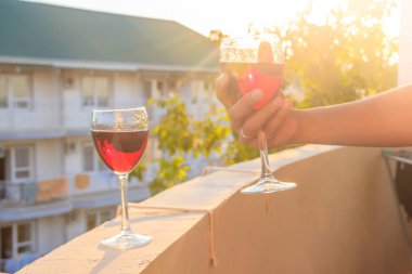 bulanık arka planda kırmızı şarap ile iki bardak yakın 