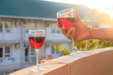 bulanık arka planda kırmızı şarap ile iki bardak yakın 