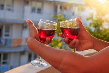 bulanık arka planda kırmızı şarap ile iki bardak yakın 