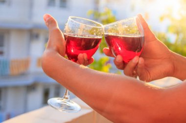 bulanık arka planda kırmızı şarap ile iki bardak yakın 