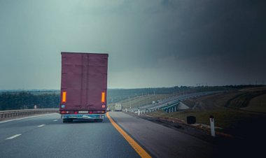 Rusya, Krasnodar - 23 Temmuz 2019: Rus asfalt yolu, seyahat konsepti