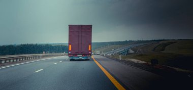 Rusya, Krasnodar - 23 Temmuz 2019: Rus asfalt yolu, seyahat konsepti