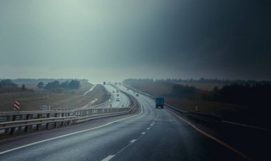Rusya, Krasnodar - 23 Temmuz 2019: Rus asfalt yolu, seyahat konsepti