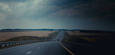 Rusya, Krasnodar - 23 Temmuz 2019: Rus asfalt yolu, seyahat konsepti
