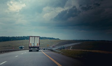 Rusya, Krasnodar - 23 Temmuz 2019: Rus asfalt yolu, seyahat konsepti