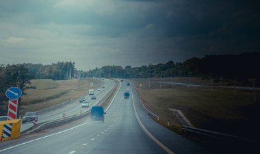 Rusya, Krasnodar - 23 Temmuz 2019: Rus asfalt yolu, seyahat konsepti