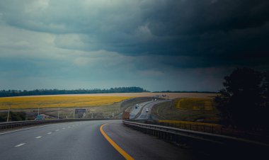 Rusya, Krasnodar - 23 Temmuz 2019: Rus asfalt yolu, seyahat konsepti