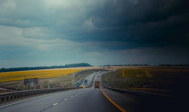 Rusya, Krasnodar - 23 Temmuz 2019: Rus asfalt yolu, seyahat konsepti