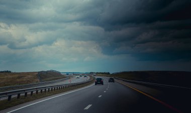 Rusya, Krasnodar - 23 Temmuz 2019: Rus asfalt yolu, seyahat konsepti