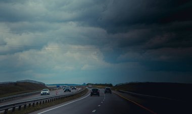 Rusya, Krasnodar - 23 Temmuz 2019: Rus asfalt yolu, seyahat konsepti