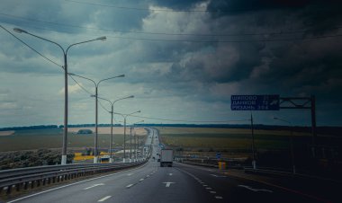 Rusya, Krasnodar - 23 Temmuz 2019: Rus asfalt yolu, seyahat konsepti