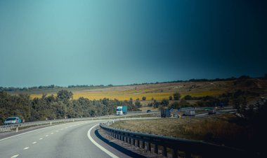 Rusya, Krasnodar - 23 Temmuz 2019: Rus asfalt yolu, seyahat konsepti