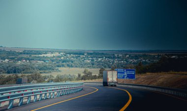 Rusya, Krasnodar - 23 Temmuz 2019: Rus asfalt yolu, seyahat konsepti