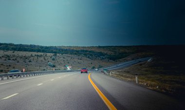 Rusya, Krasnodar - 23 Temmuz 2019: Rus asfalt yolu, seyahat konsepti