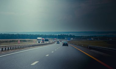 Rusya, Krasnodar - 23 Temmuz 2019: Rus asfalt yolu, seyahat konsepti
