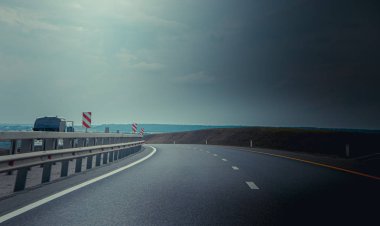 Rusya, Krasnodar - 23 Temmuz 2019: Rus asfalt yolu, seyahat konsepti