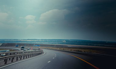 Rusya, Krasnodar - 23 Temmuz 2019: Rus asfalt yolu, seyahat konsepti