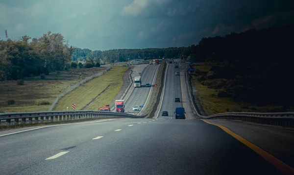 Rusya, Krasnodar - 23 Temmuz 2019: Rus asfalt yolu, seyahat konsepti