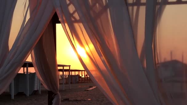 Pavillon Mit Vorhängen Sandstrand Meer Bei Tag — Stockvideo