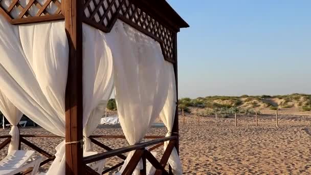 白天在海边的沙滩上带窗帘的凉亭 — 图库视频影像