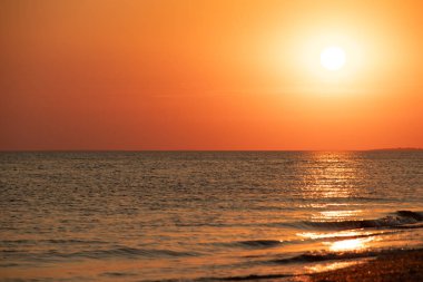 Sakin deniz üzerinde dramatik renkli yaz gün batımı, kavramı dinlenmek