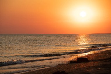 Sakin deniz üzerinde dramatik renkli yaz gün batımı, kavramı dinlenmek
