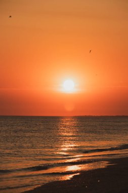 Sakin deniz üzerinde dramatik renkli yaz gün batımı, kavramı dinlenmek