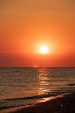 Sakin deniz üzerinde dramatik renkli yaz gün batımı, kavramı dinlenmek